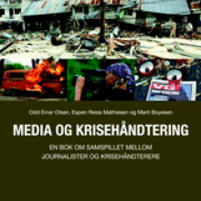 Bilde av bokomslaget Media og krisehåndtering - En bok om samspillet mellom journalister og krisehåndterere fra forfatterne Odd Einar Olsen, Espen Reiss Mathisen og Marit Boyesen