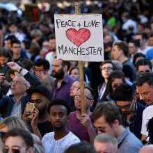 Bilde av en folkemengde i etterkant av terrorangrepet i Manchester 22. mai. Bildet viser en plakat med teksten: Peace + Love, et hjerte og Manchester.