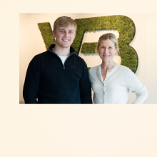 Digital kommunikasjonsrådgiver Andreas Vikøren og markeds og kommunikasjonssjef Henriette Gill i VB Gruppen.
